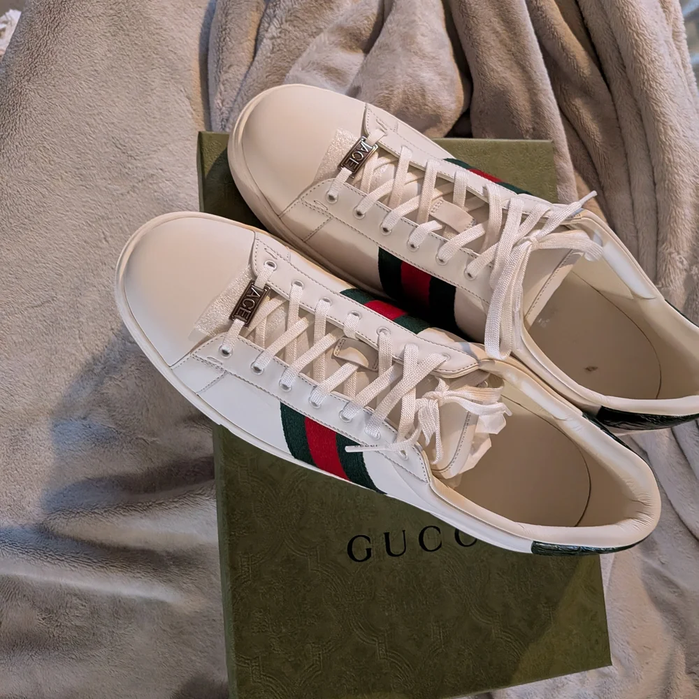 Gucci Ace Men's Cream Sneakers with Green and Red Accents Brand New - Picture 2 of 2